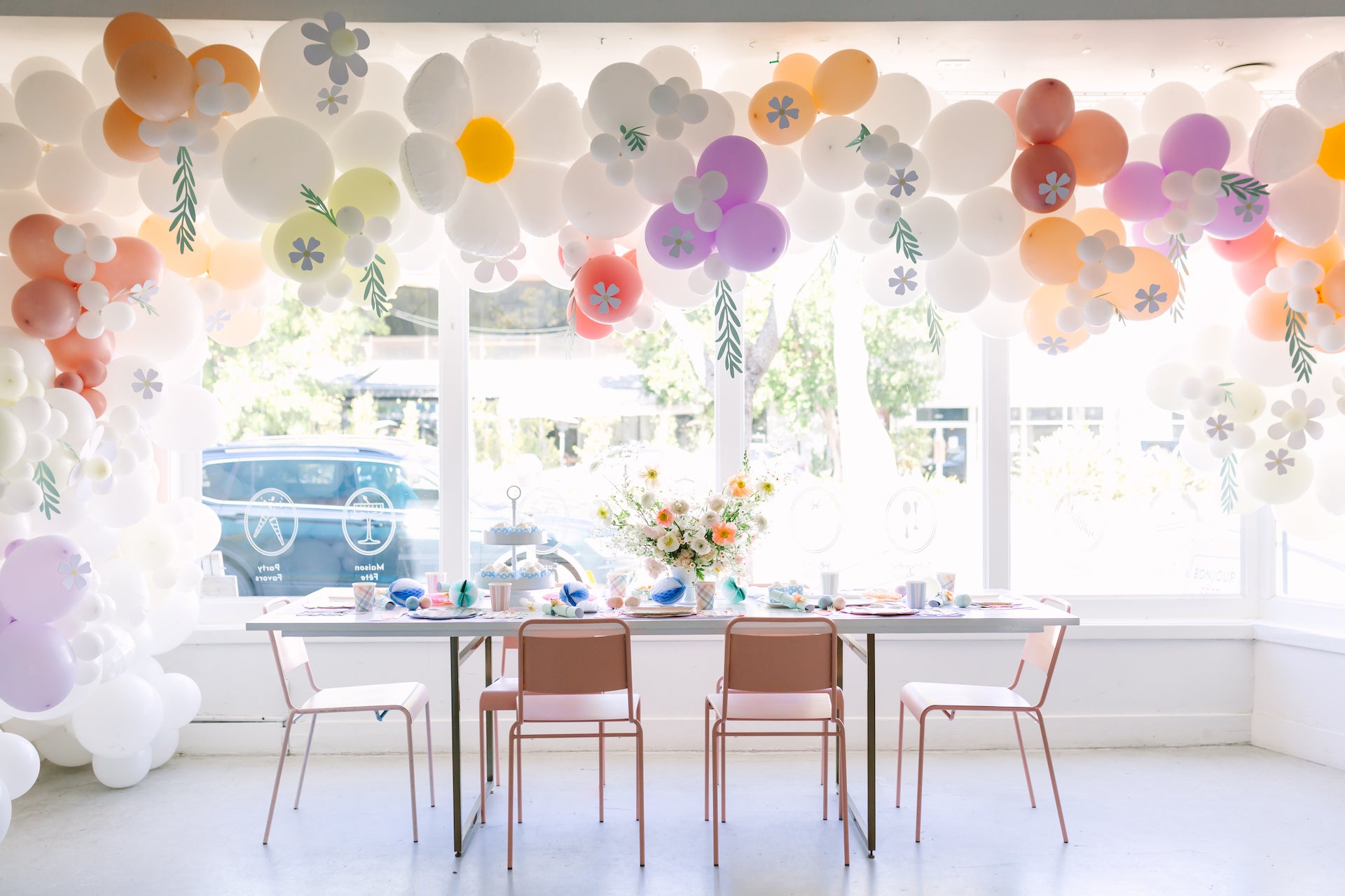Daisy party decorations.