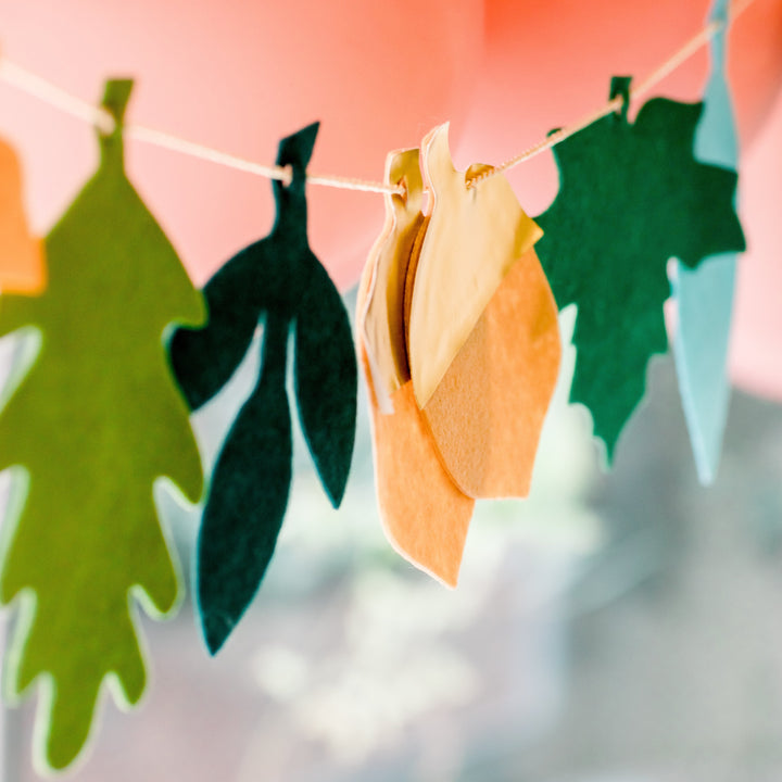 FELT LEAVES THANKSGIVING GARLAND Meri Meri Thanksgiving Decor Bonjour Fete - Party Supplies