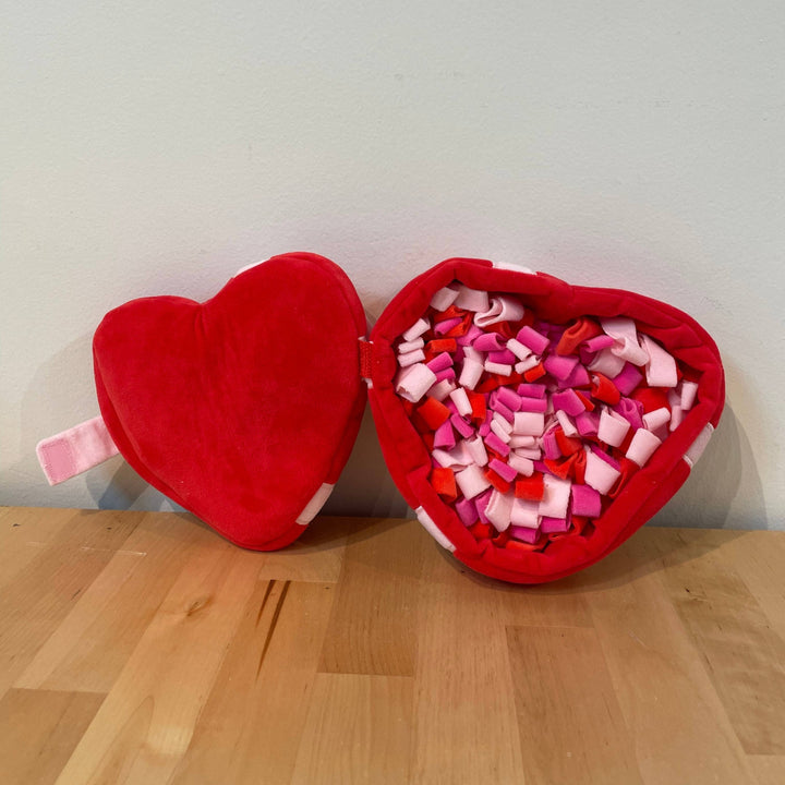 VALENTINE'S HEART INTERACTIVE SNUFFLE DOG TOY The Foggy Dog Holiday Pet VALENTINE'S HEART INTERACTIVE SNUFFLE DOG TOY Bonjour Fete - Party Supplies