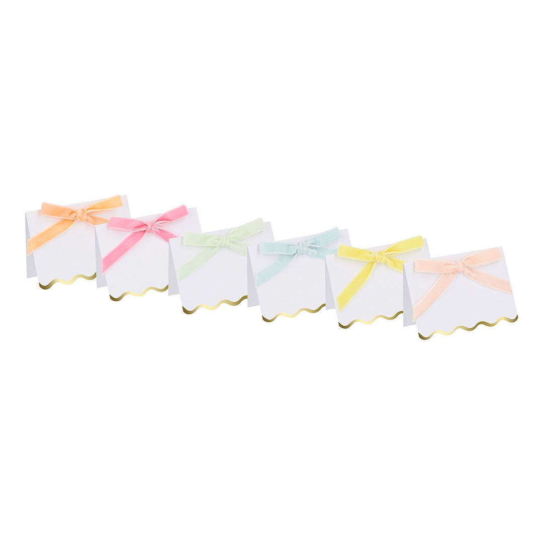 PASTEL VELVET BOW SCALLOPED PLACE CARDS Meri Meri Place Cards PASTEL VELVET BOW SCALLOPED PLACE CARDS Bonjour Fete - Party Supplies