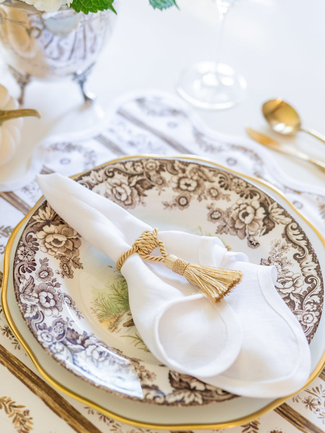 Scalloped square placemat in the espresso Boxwood Garden print