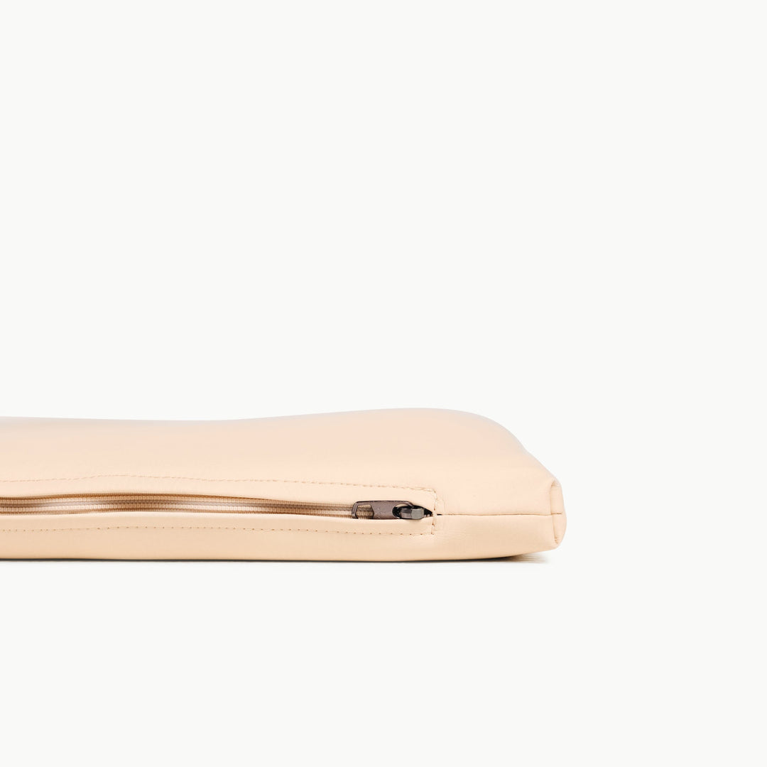 Close-up of the zippered edge on the petal cream vegan leather padded play mat