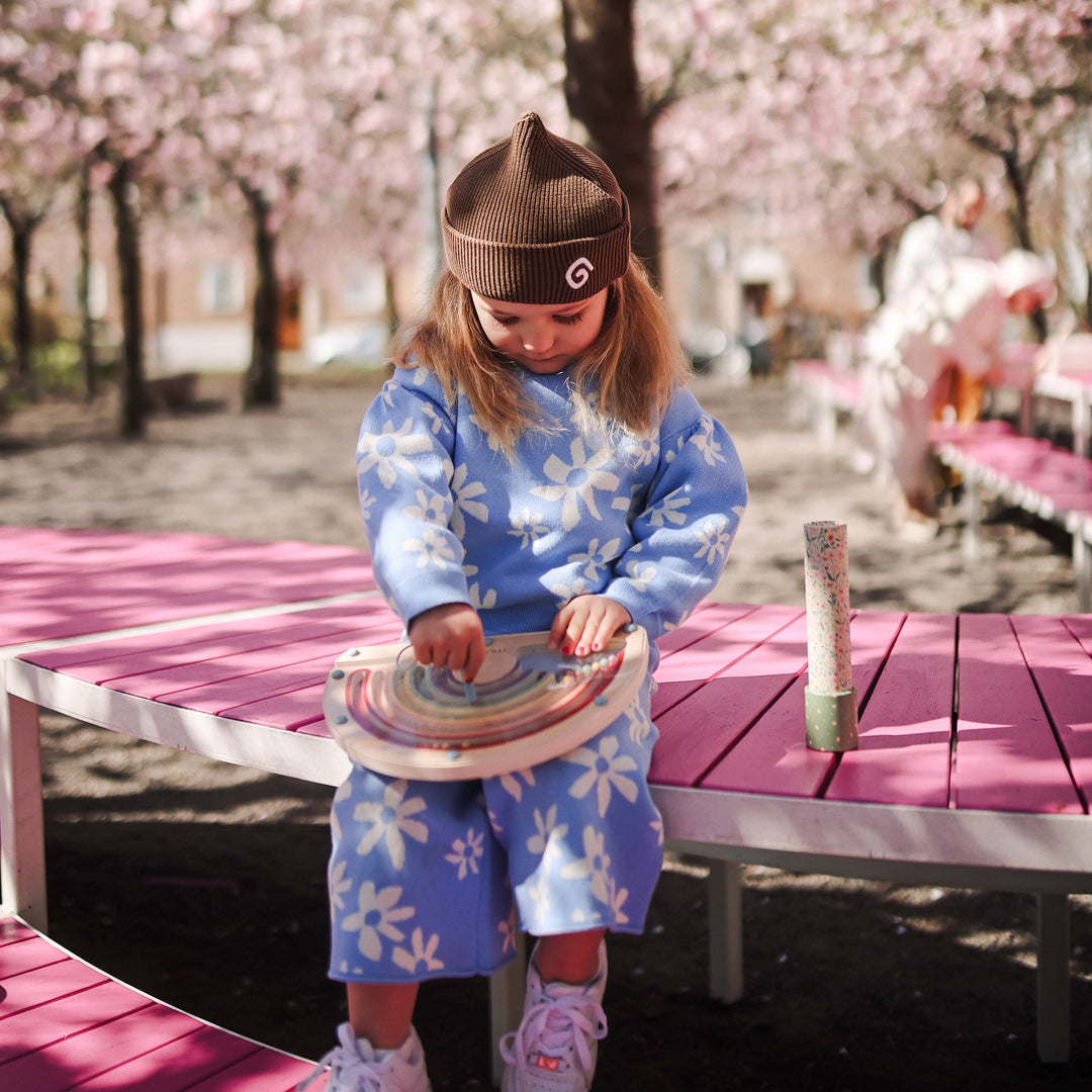 Child with the Mushie wooden magnetic rainbow maze