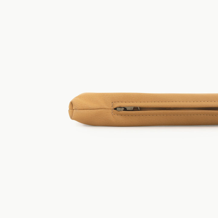 Close-up of the zippered edge on the camel vegan leather padded play mat