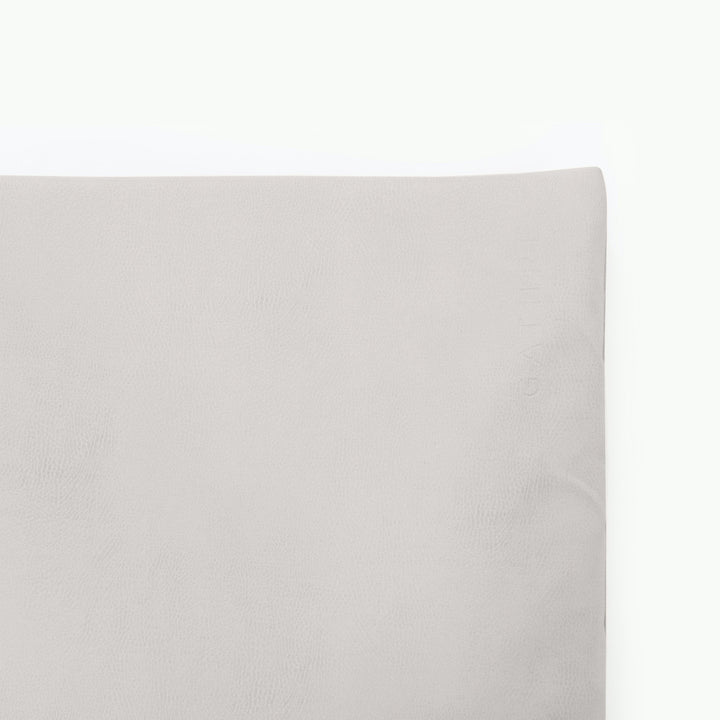 Light grey padded play mat, close-up of the wipeable vegan leather corner.