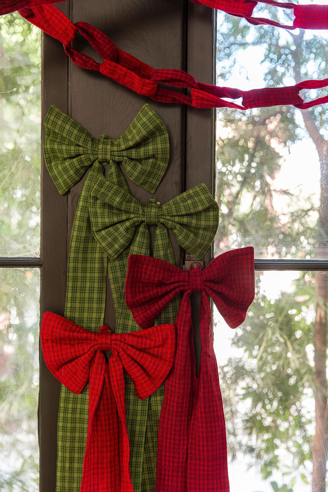 KATHERINE PLAID - Evergreen Fabric Bow Heather Taylor Home Decorations KATHERINE PLAID - Evergreen Fabric Bow Bonjour Fete - Party Supplies