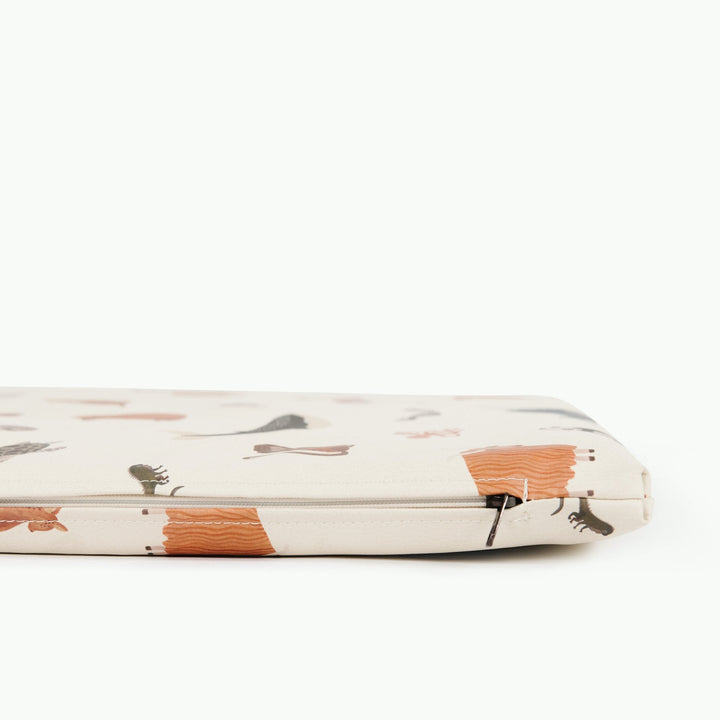 Close-up of the zippered edge on the Menagerie animal print padded play mat