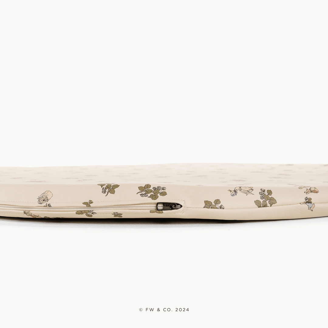 Close-up of the zippered edge on the round Peter Rabbit padded play mat