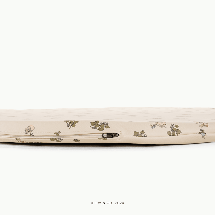 Close-up of the zippered edge on the round Peter Rabbit padded play mat