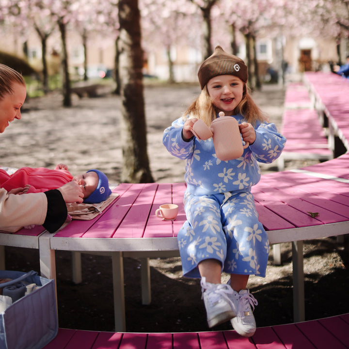 Child with the Mushie silicone tea set