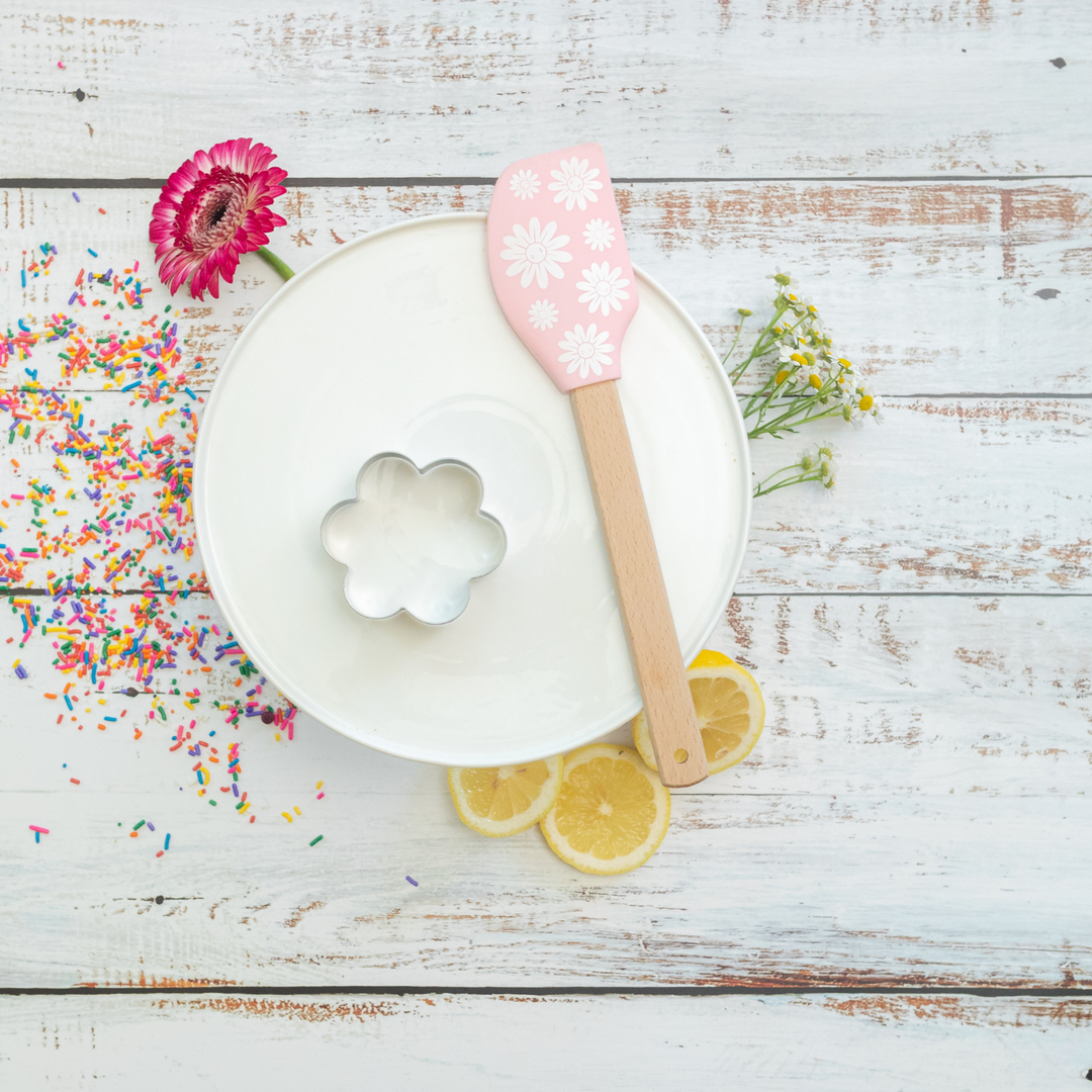 DAISY COOKIE CUTTER SET & SPATULA BY HANDSTAND KITCHEN Handstand Kitchen Baking Bonjour Fete - Party Supplies