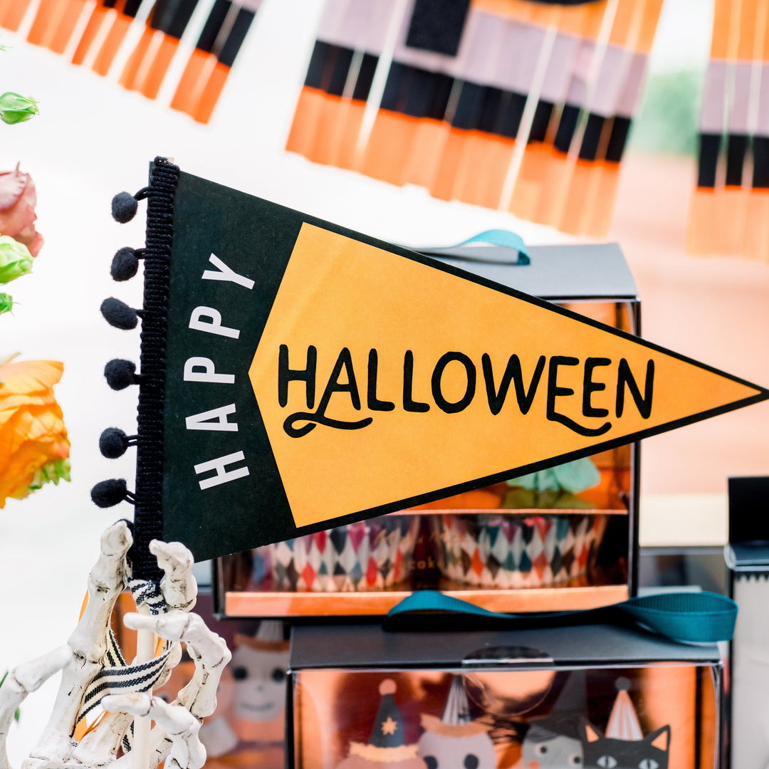 HAPPY HALLOWEEN / BOO FLAG IN BLACK BY THREAD MAMA Thread Mama Halloween Favors Bonjour Fete - Party Supplies